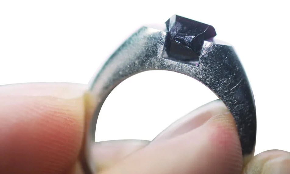 Viên ruby đầu tiên trên thế giới được trồng ngay trên nhẫn